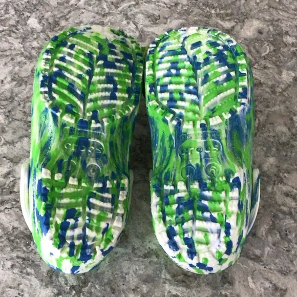 CROCS Kids Tie-Dye Green & Blue Glow-In-The-Dark Clog - Picture 5 of 6
